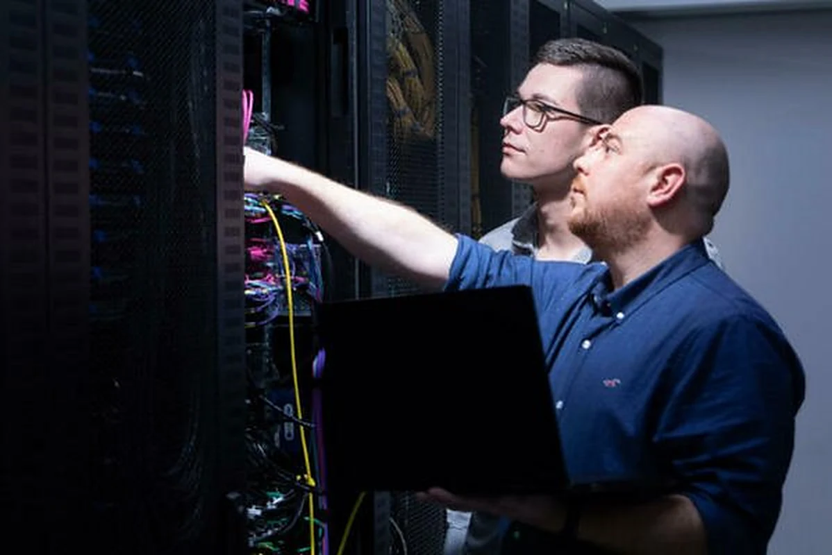 Zwei Gründer im Serverraum des österreichischen Rechenzentrums